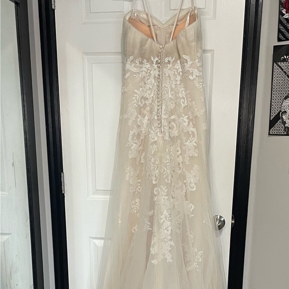 Size 4 woman’s wedding dress - Picture 3 of 4